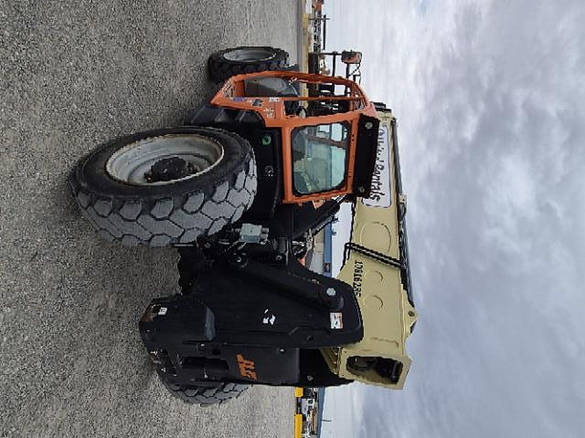JLG 742 photo 3
