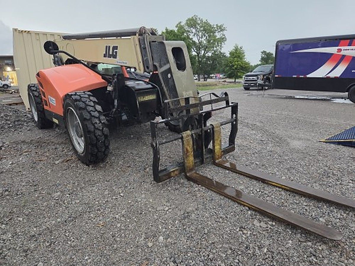 JLG 943 photo 2