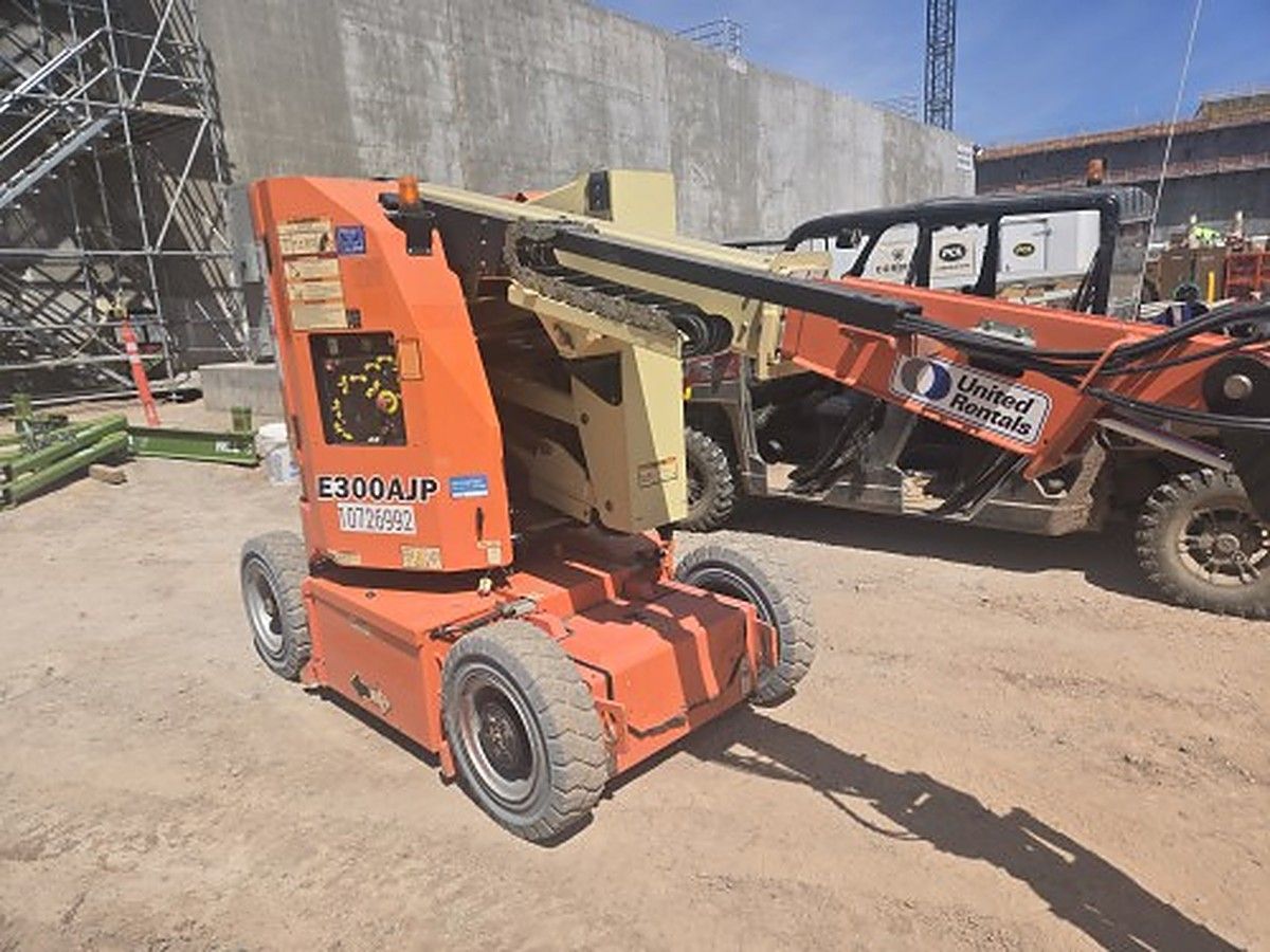 JLG E300AJP photo 4