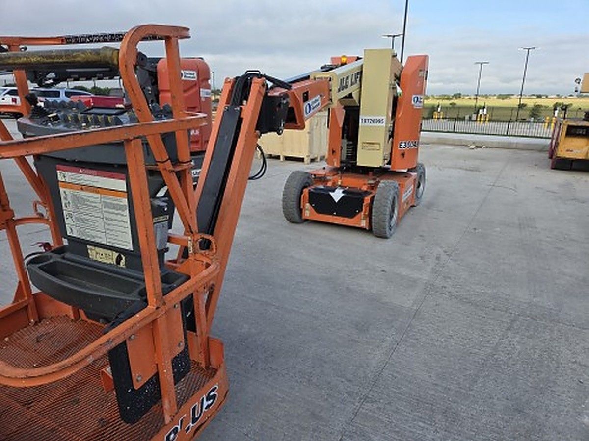 JLG E300AJP photo 2