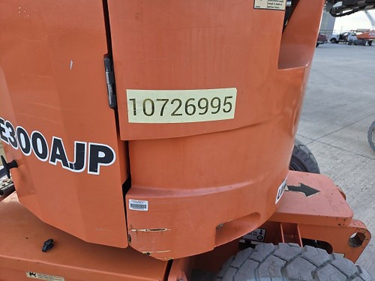 JLG E300AJP photo 5