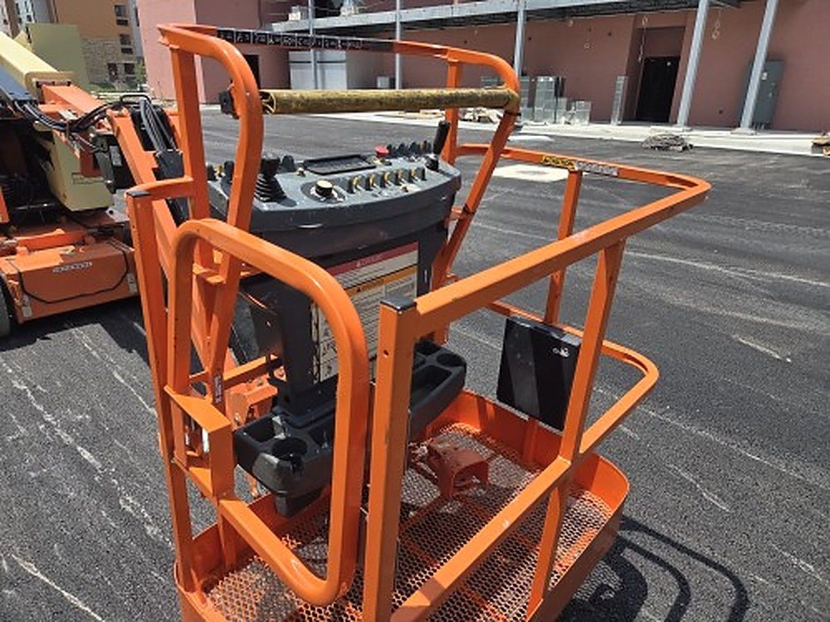 JLG E300AJP photo 4