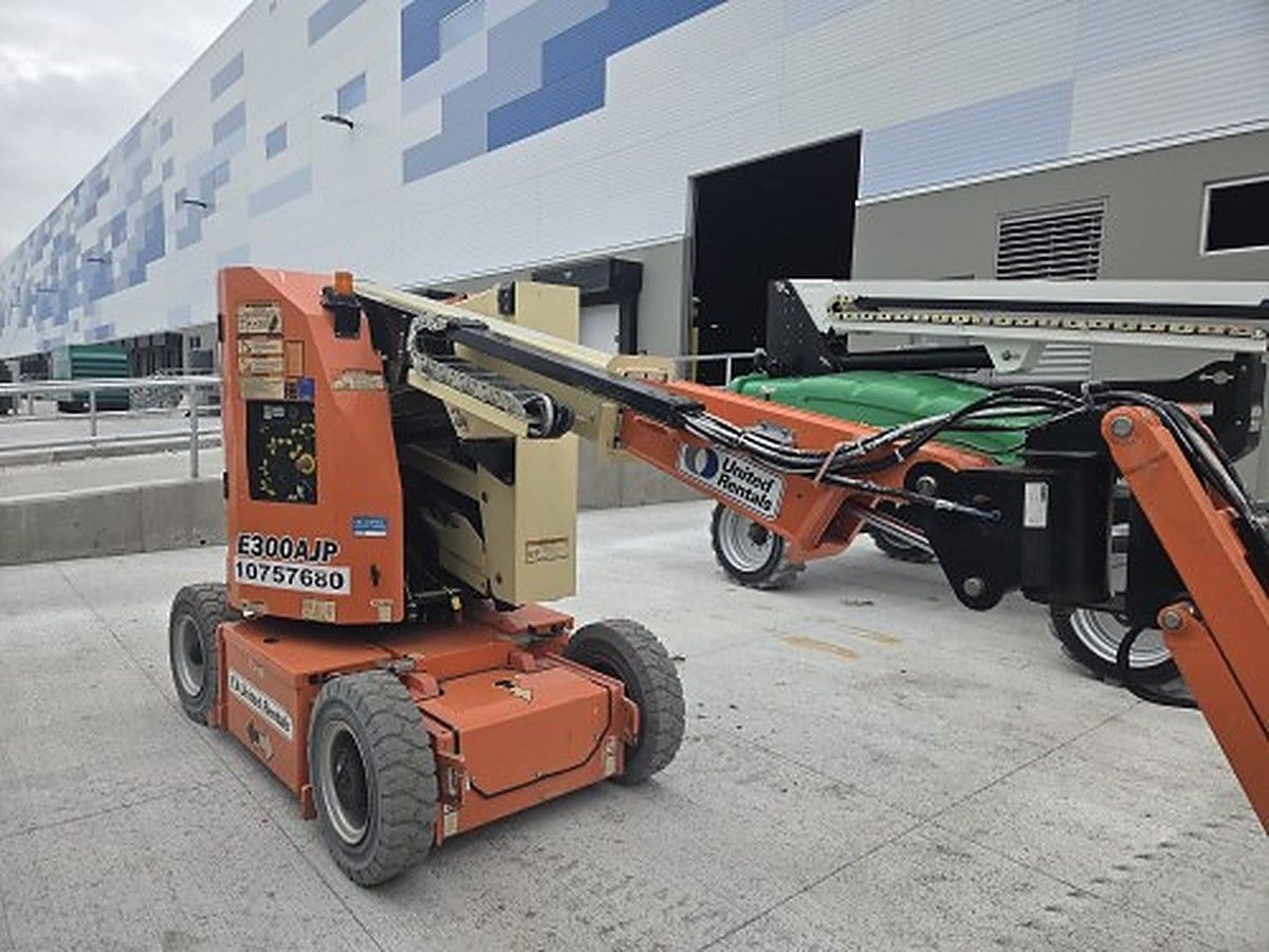 JLG E300AJP photo 3