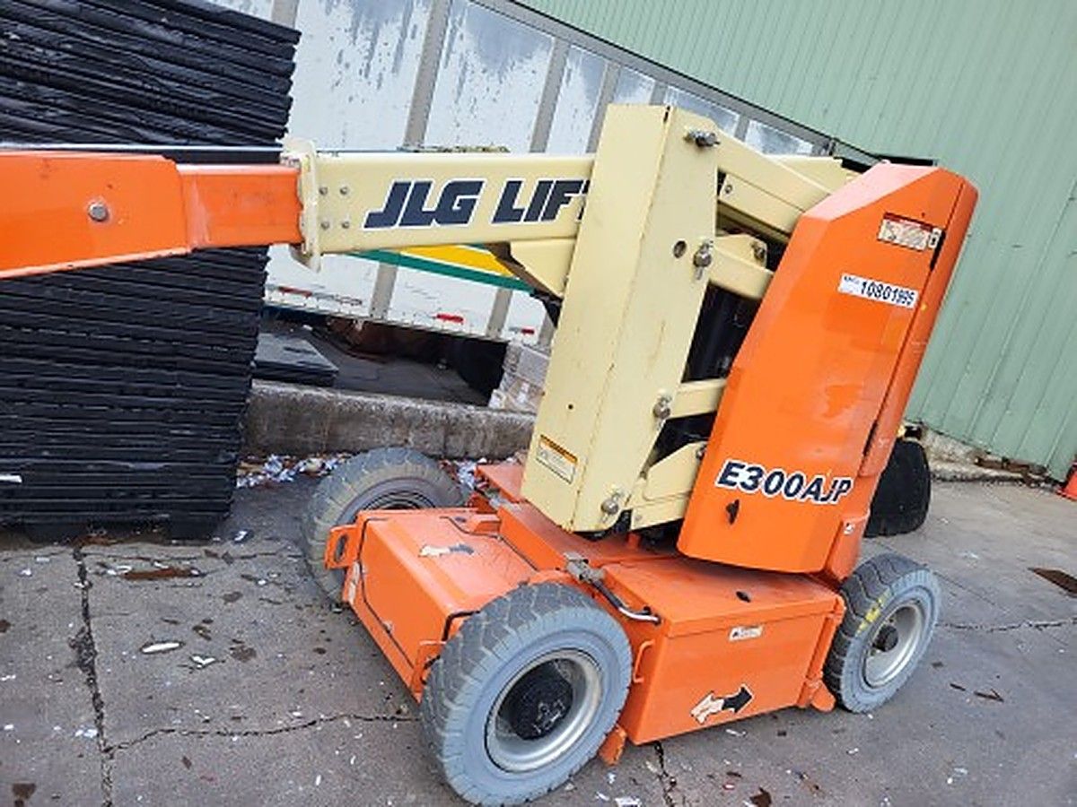 JLG E300AJP photo 2