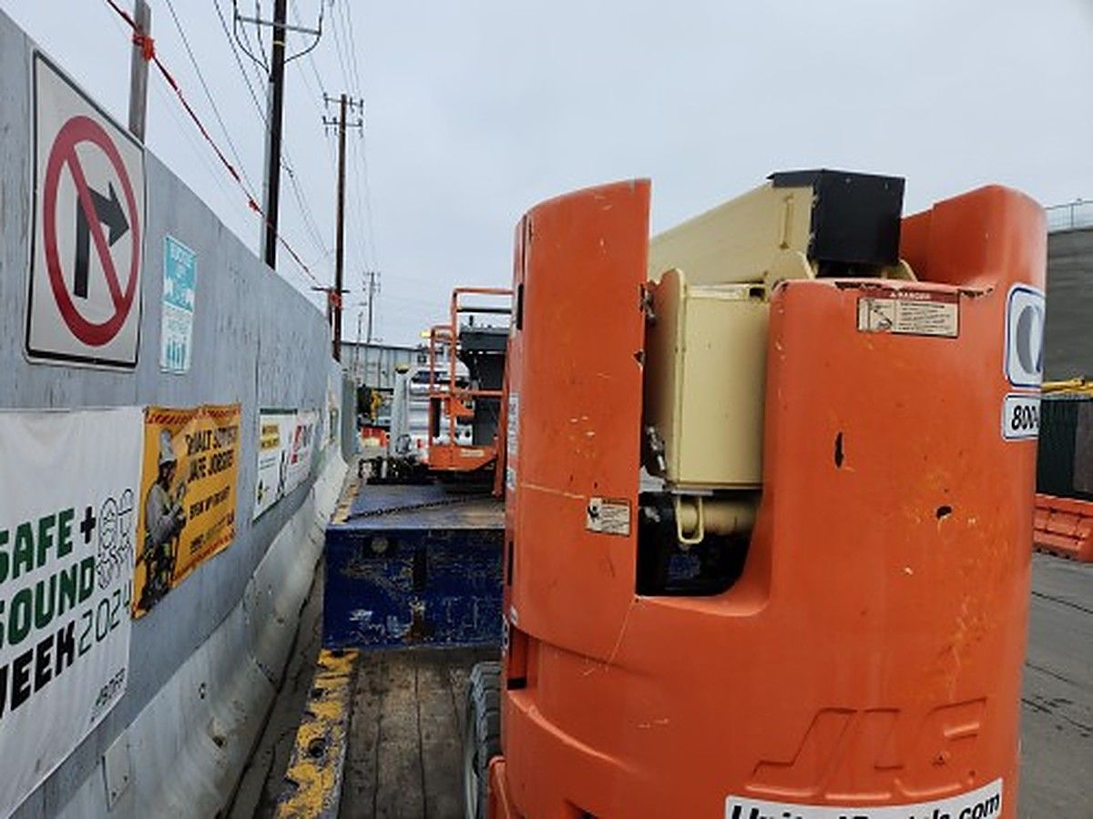 JLG E300AJP photo 2