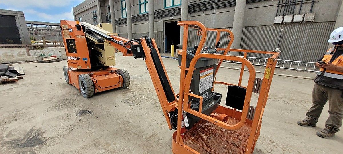 JLG E300AJP photo 4
