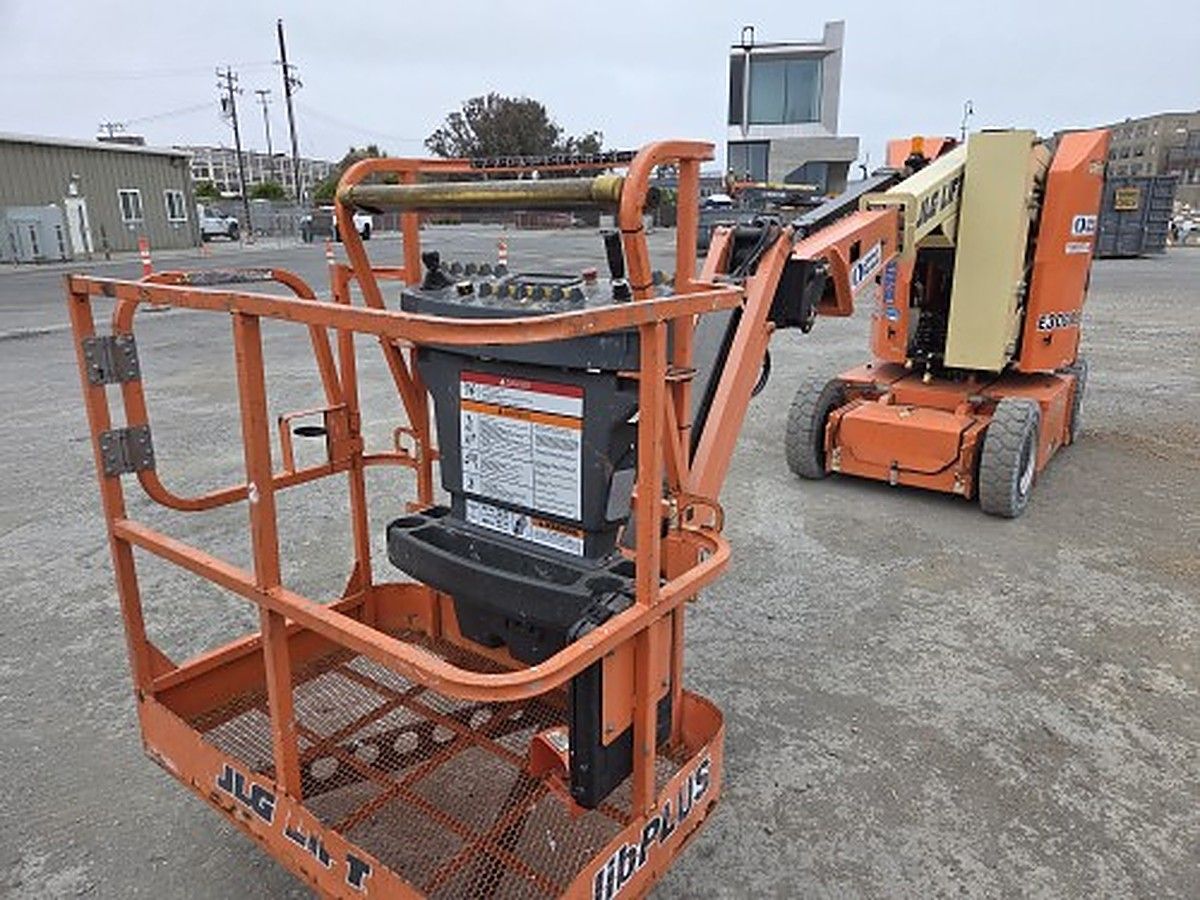 JLG E300AJP photo 3