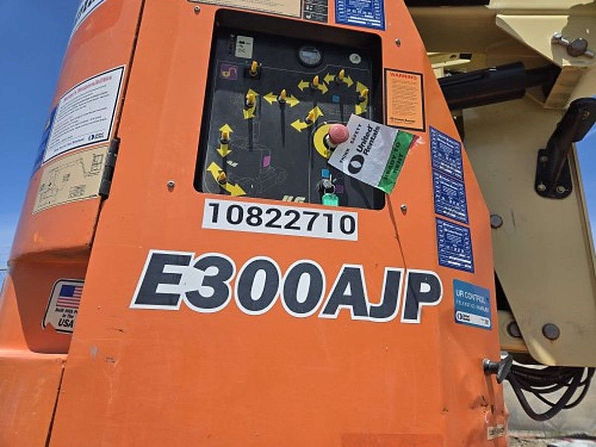 JLG E300AJP photo 10
