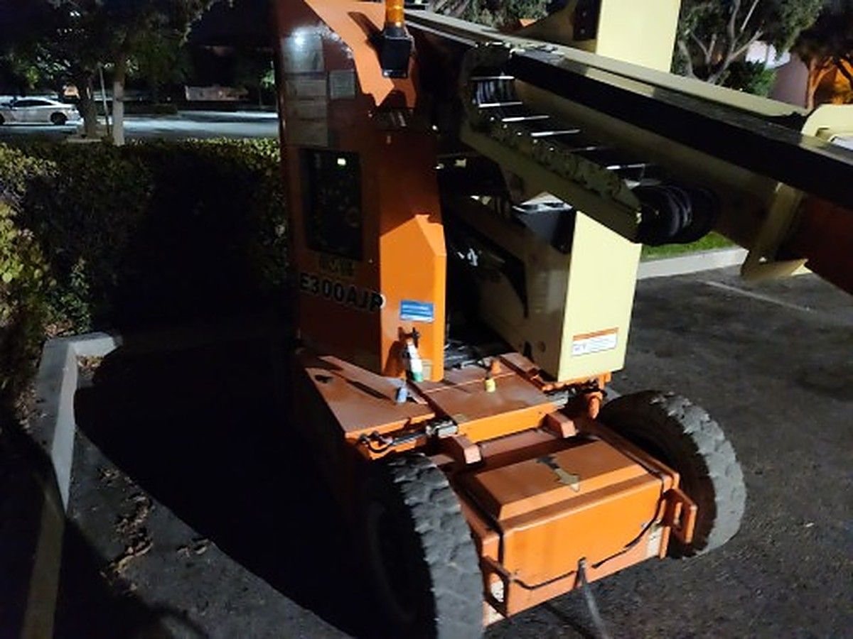 JLG E300AJP photo 8