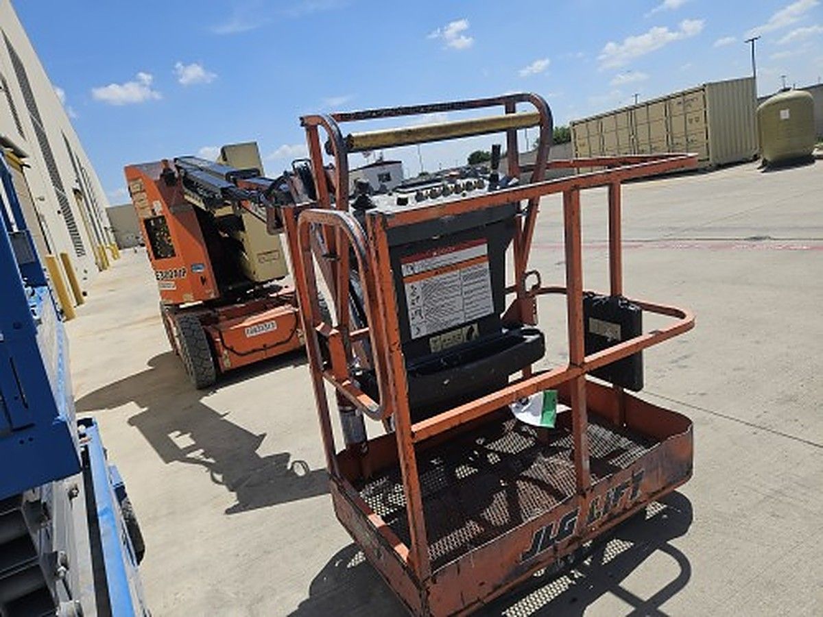 JLG E300AJP photo 2