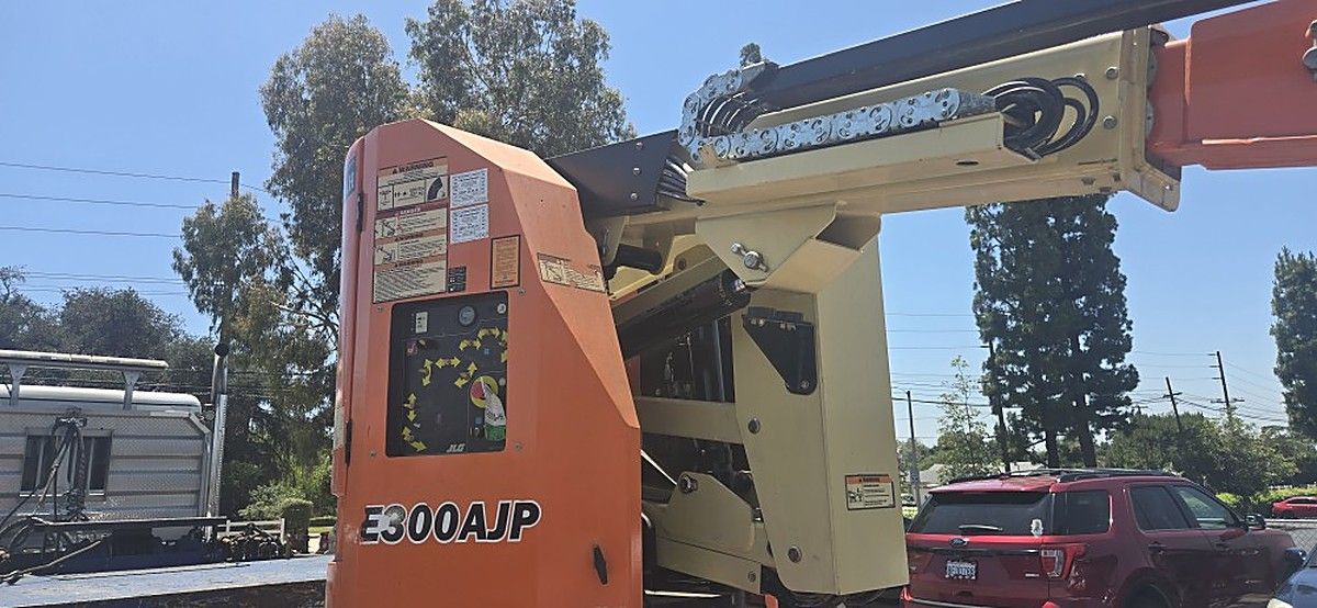 JLG E300AJP photo 12