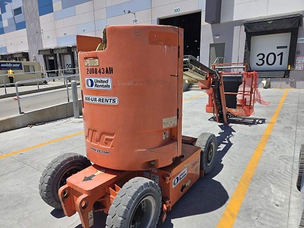 JLG E300AJP photo 2