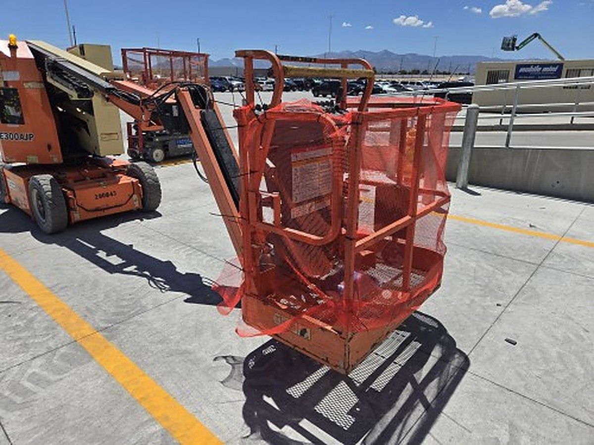 JLG E300AJP photo 4