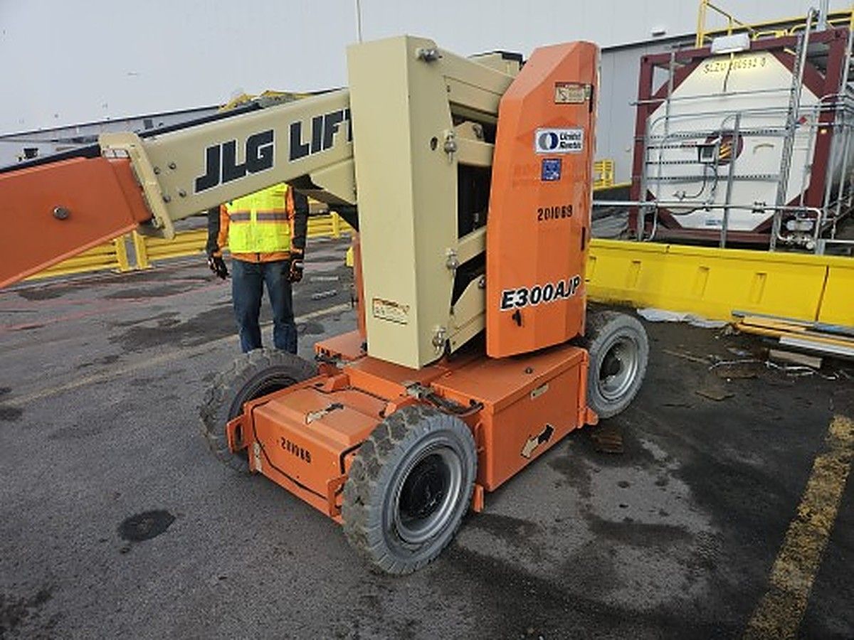 JLG E300AJP photo 2