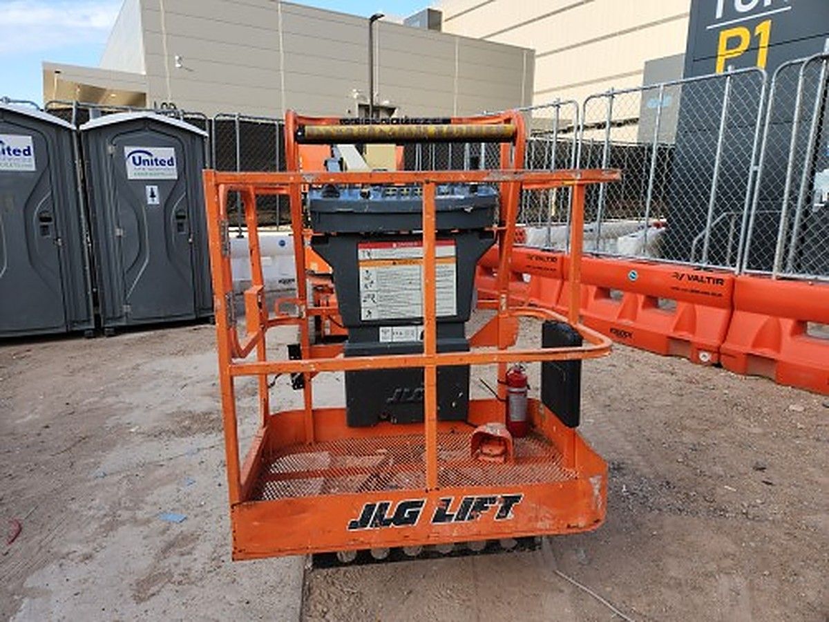 JLG E300AJP photo 2