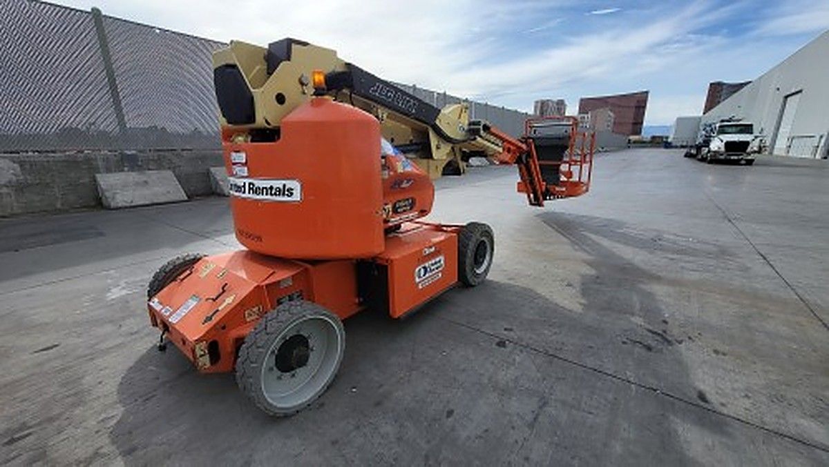 JLG E400AJPN photo 3