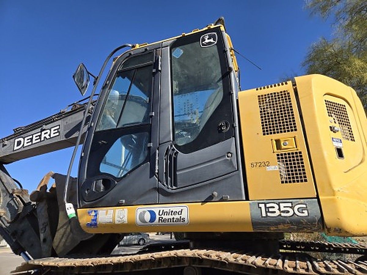 JOHN DEERE 135G photo 8