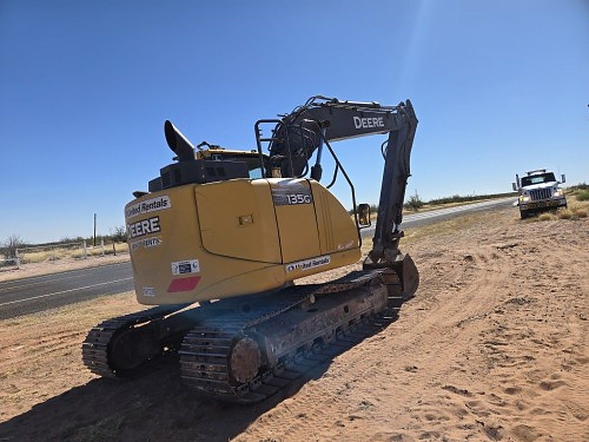 JOHN DEERE 135G photo 2