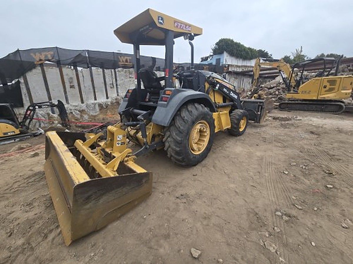 JOHN DEERE 210L EP photo 2
