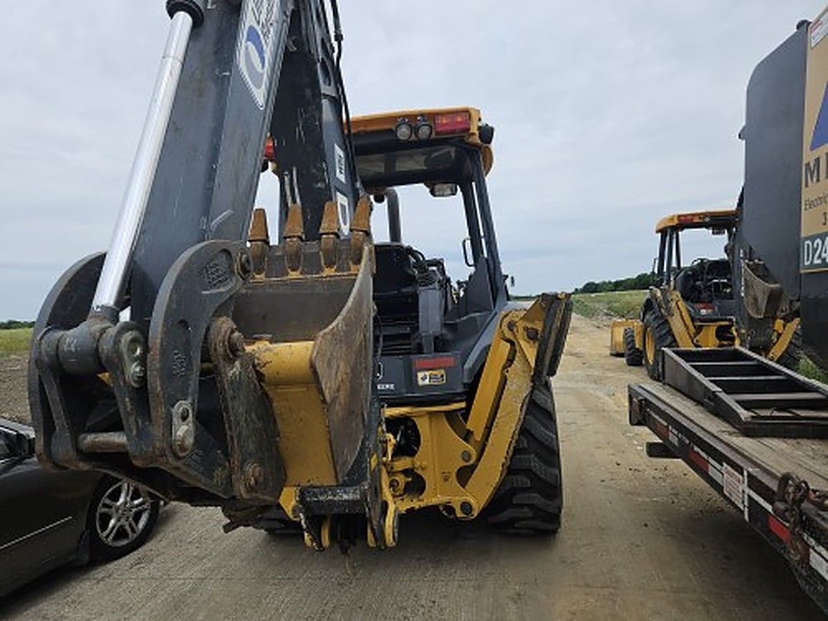 JOHN DEERE 310L photo 2