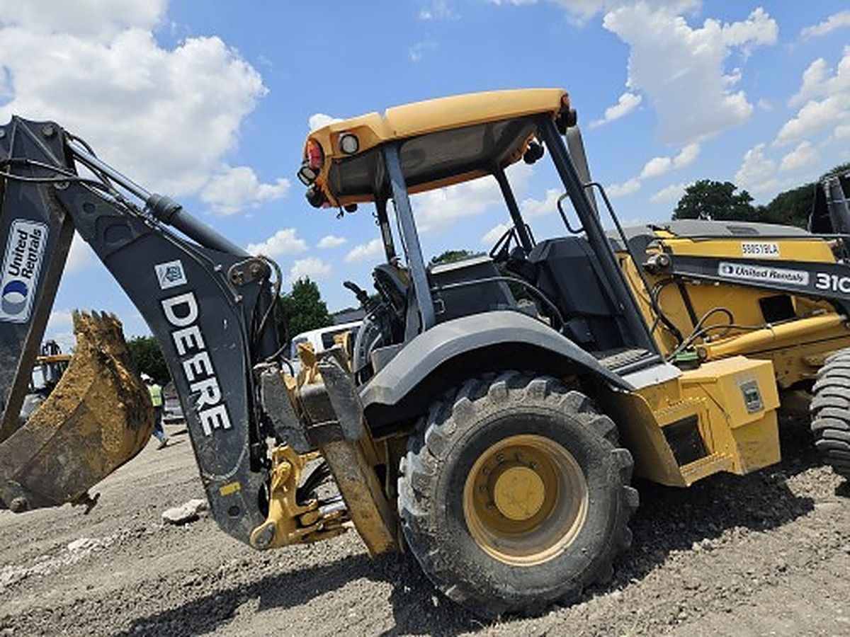 JOHN DEERE 310L photo 3