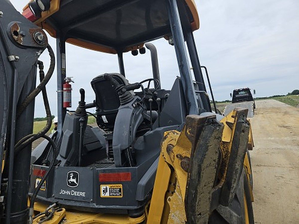 JOHN DEERE 310L photo 10
