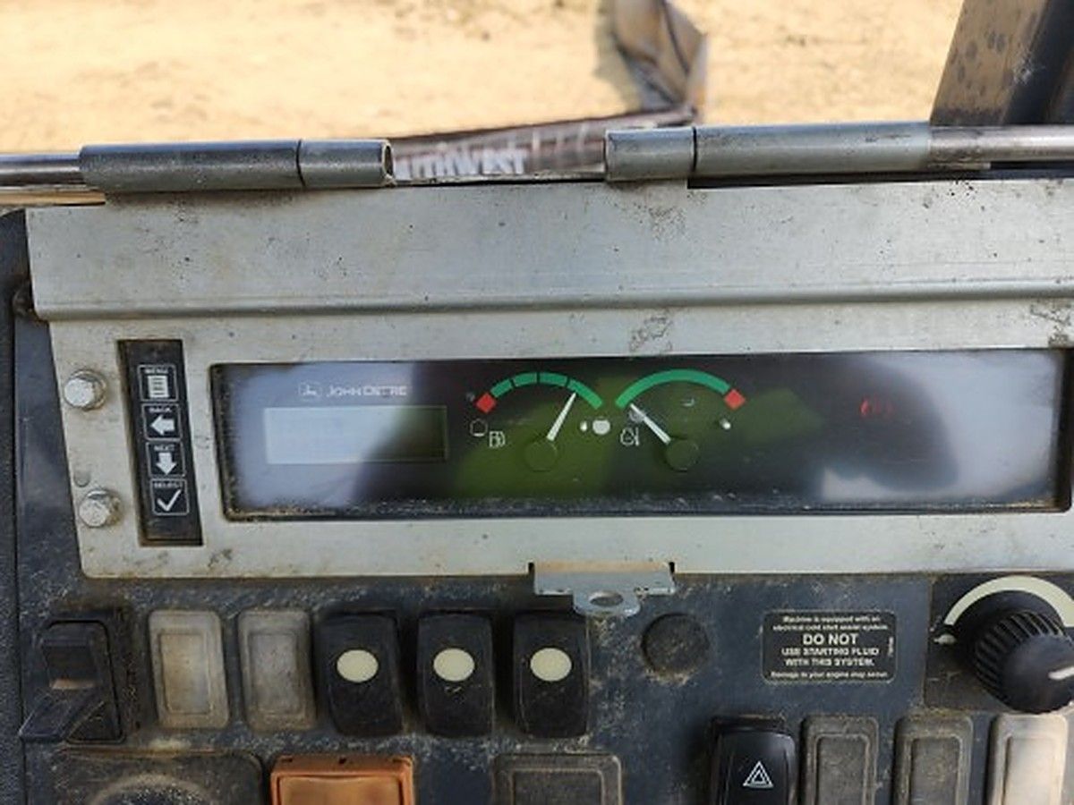 JOHN DEERE 310L photo 2