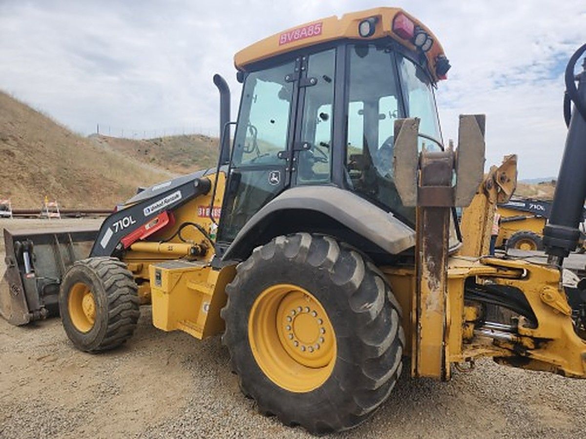 JOHN DEERE 710L photo 2