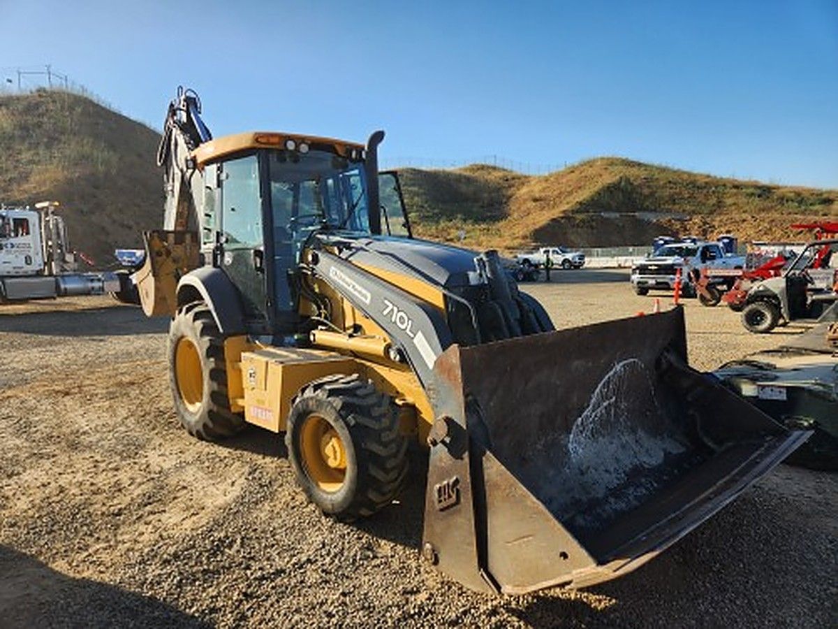 JOHN DEERE 710L photo 9