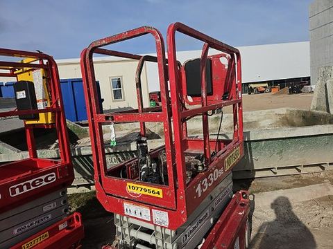 2018 MEC 1330SE Scissor Lift 10-13' Electric