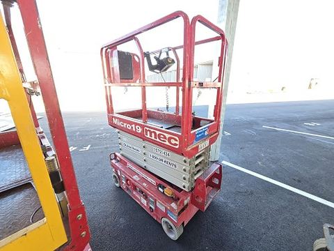 2018 MEC MICRO 19 Scissor Lift 18-19' Electric 60" Length