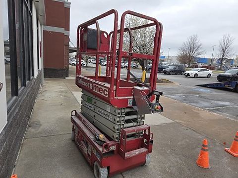 2018 MEC MICRO 19 Scissor Lift 18-19' Electric 60" Length