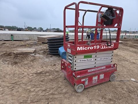 2018 MEC MICRO 19 Scissor Lift 18-19' Electric 60" Length