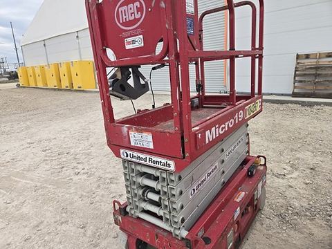 2018 MEC MICRO 19 Scissor Lift 18-19' Electric 60" Length