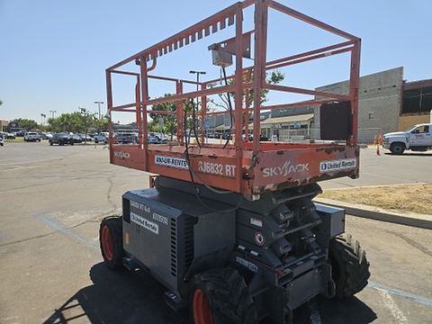 2018 SKYJACK SJ6832RT Scissor Lift 30-35' Ic 4Wd