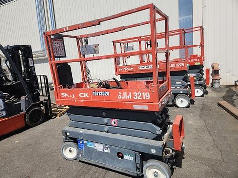 2018 SKYJACK SJIII3219 Scissor Lift 19' Electric