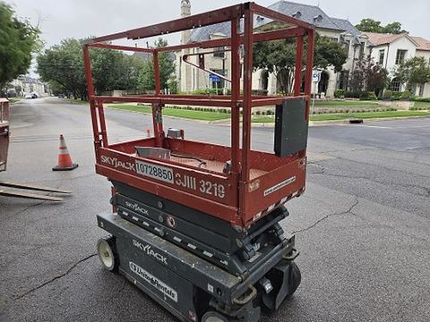 2018 SKYJACK SJIII3219 Scissor Lift 19' Electric