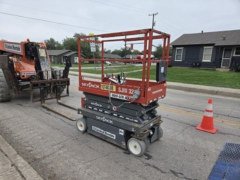 2018 SKYJACK SJIII3219 Scissor Lift 19' Electric