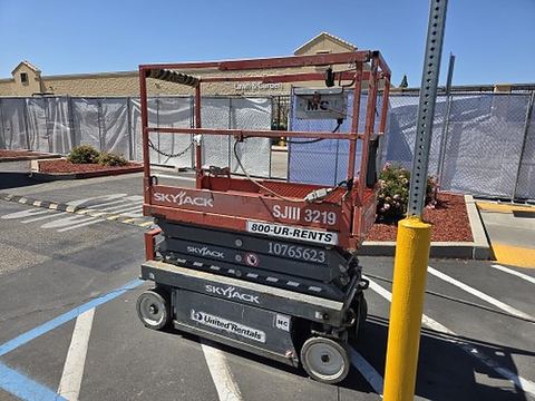2018 SKYJACK SJIII3219 Scissor Lift 19' Electric