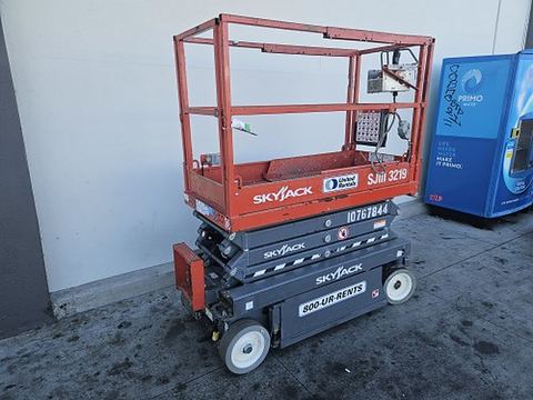 2018 SKYJACK SJIII3219 Scissor Lift 19' Electric