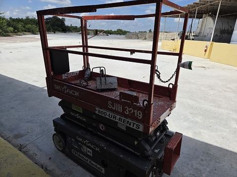 2018 SKYJACK SJIII3219 Scissor Lift 19' Electric