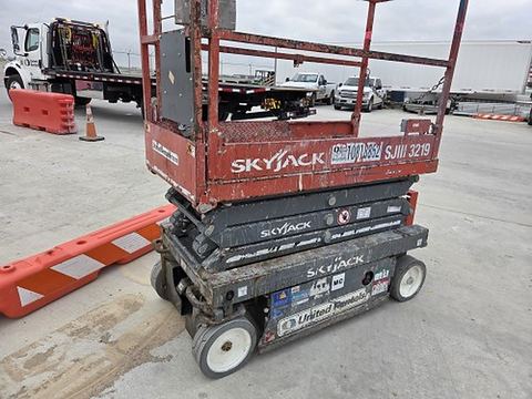 2018 SKYJACK SJIII3219 Scissor Lift 19' Electric