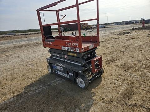 2018 SKYJACK SJIII3219 Scissor Lift 19' Electric