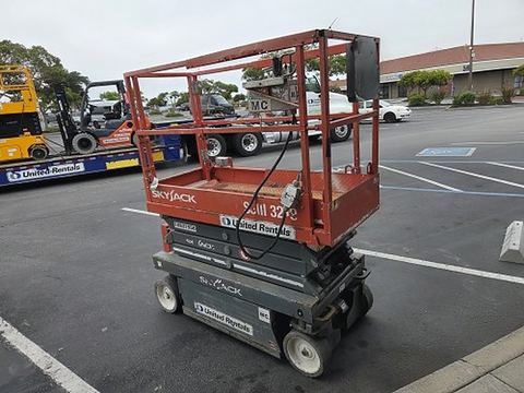 2018 SKYJACK SJIII3219 Scissor Lift 19' Electric