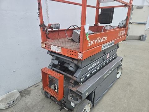 2018 SKYJACK SJIII3219 Scissor Lift 19' Electric
