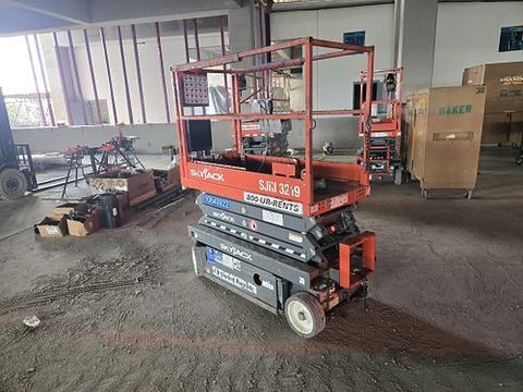 2018 SKYJACK SJIII3219 Scissor Lift 19' Electric