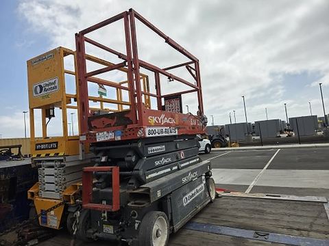 2018 SKYJACK SJIII3219 Scissor Lift 19' Electric