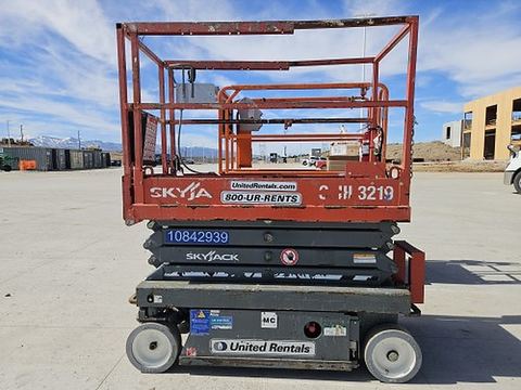 2018 SKYJACK SJIII3219 Scissor Lift 19' Electric