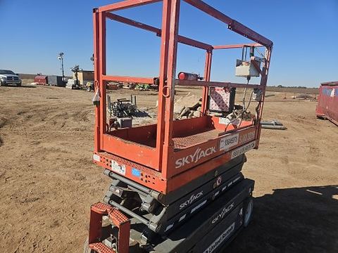 2018 SKYJACK SJIII3219 Scissor Lift 19' Electric