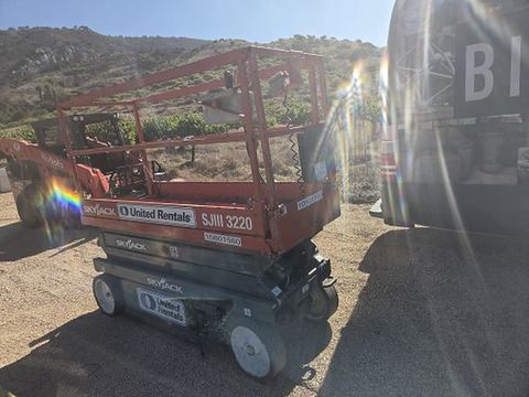 2018 SKYJACK SJIII3220 Scissor Lift 20-21' Electric Power Deck